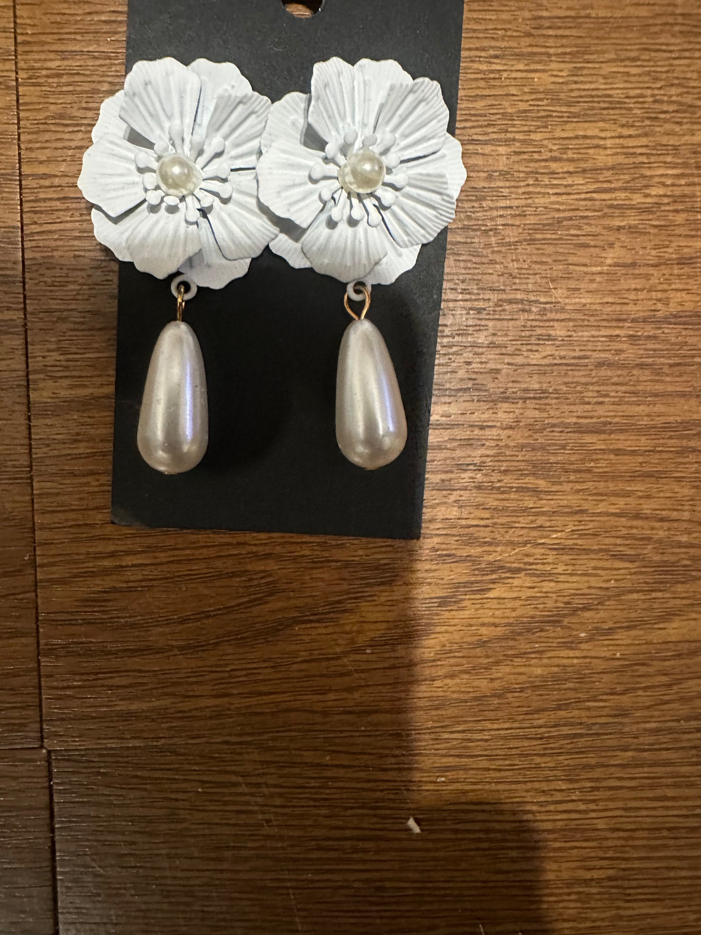 Flower Drop White